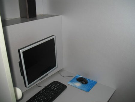 Компьютер внутри мини-кабинета340450